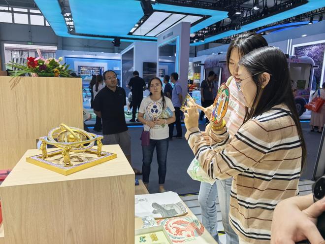 浸体验……服贸会上文创“花式”上新麻将胡了试玩京味文创、AR互动、沉(图9)